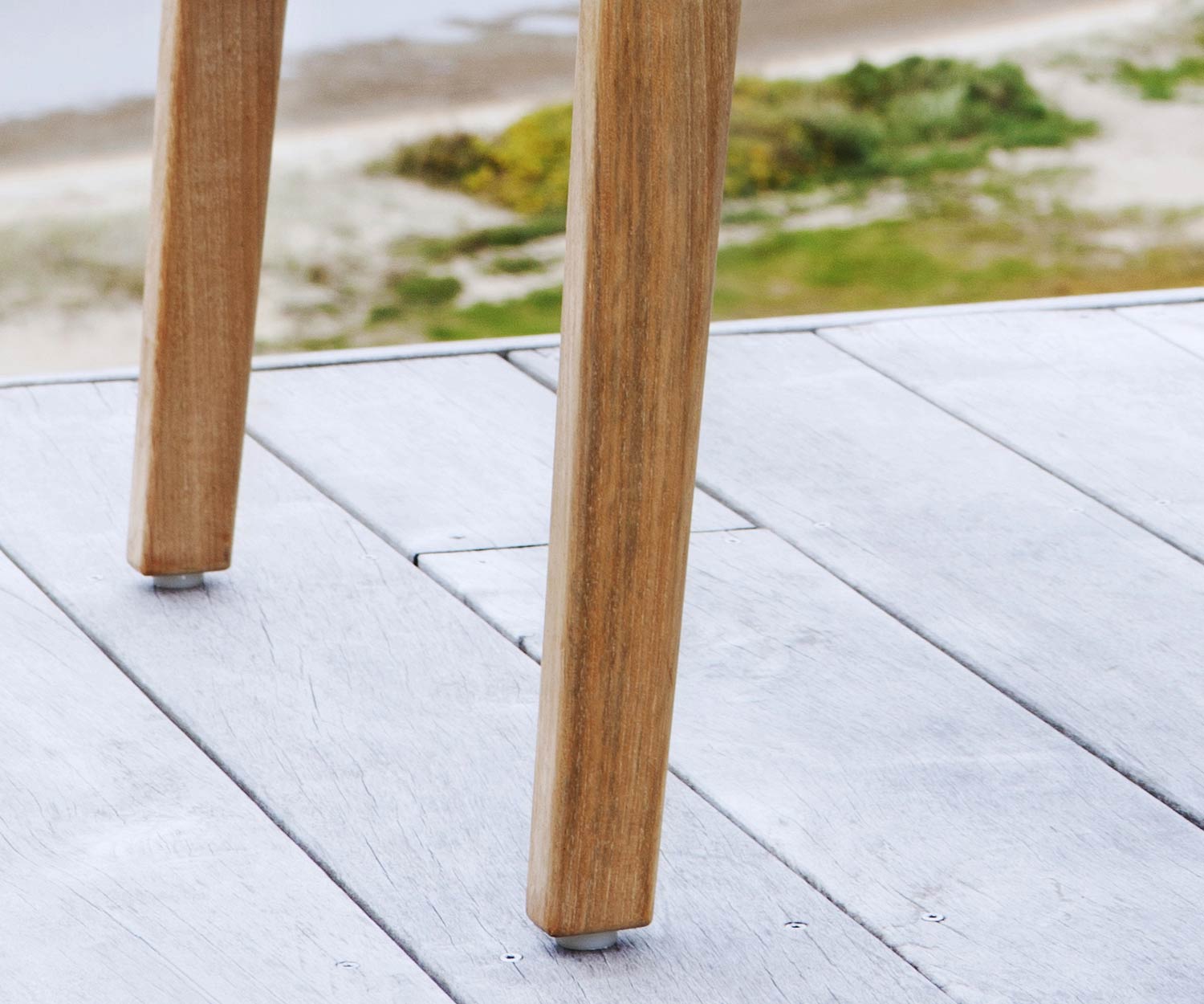 Chaise de terrasse moderne Oasiq Skagen Design en teck résistant aux intempéries