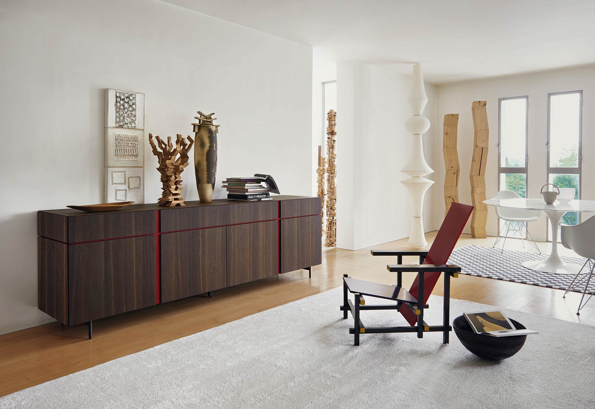 Buffet design en bois avec moulure creuse rouge Buffet design en bois avec moulure creuse rouge