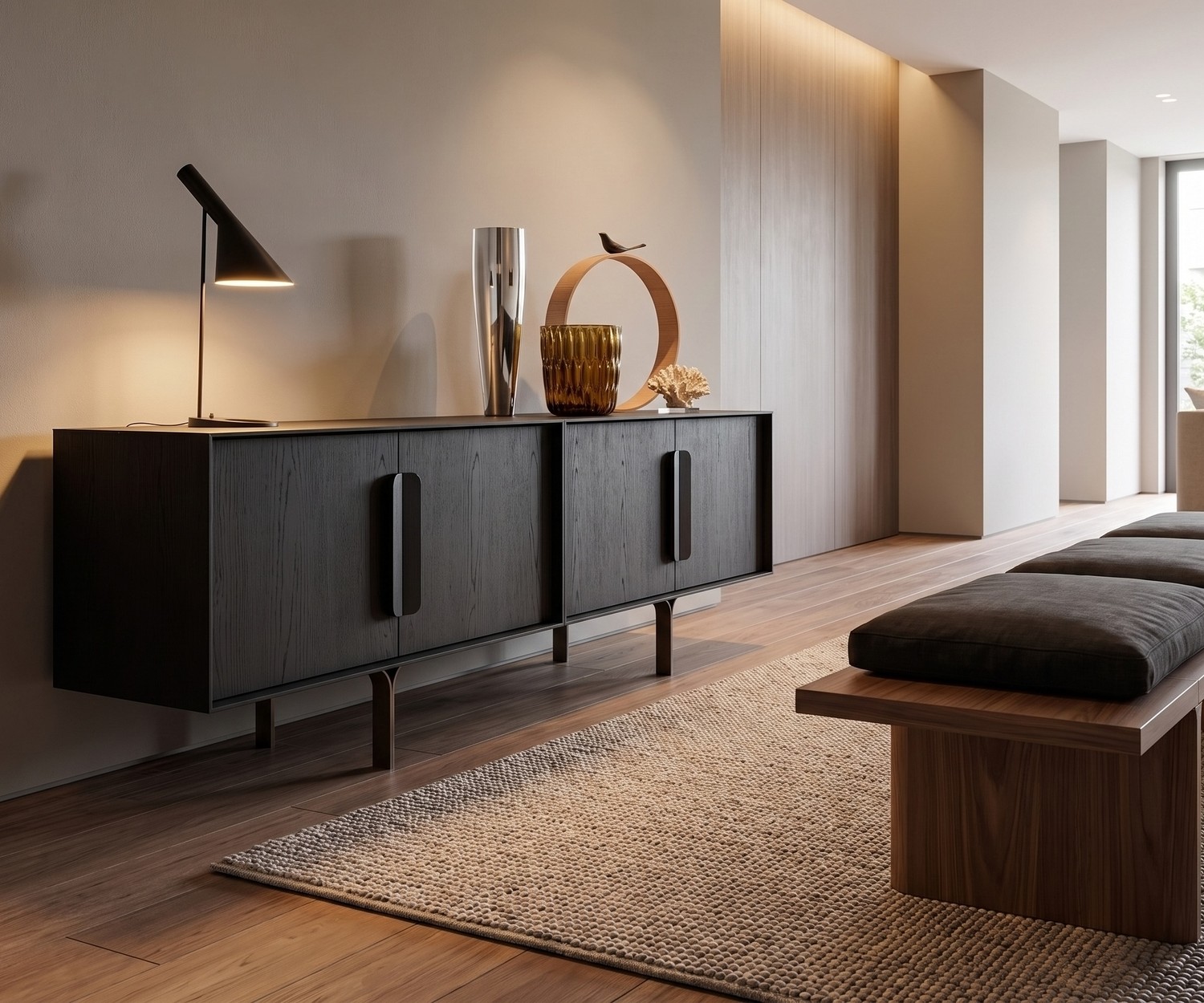 al2 Mobius 003 Design-Sideboard aus schwarzer Eiche im eleganten Flur mit Tischleuchte, Holzbank und Teppich.