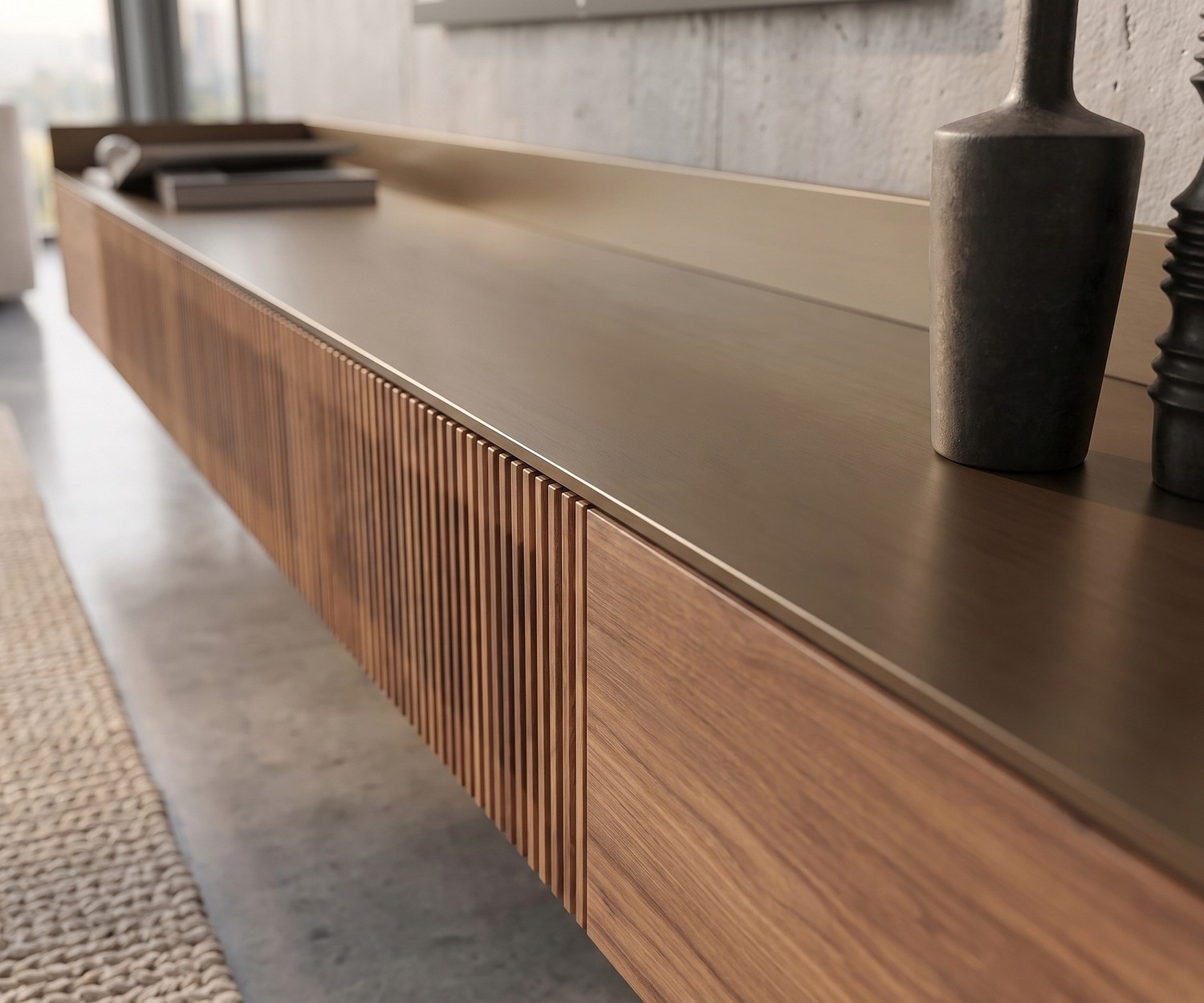 Punt Stockholm Slim Wand TV Sideboard mit Holzlamellen und Bronze-Aluminiumplatte im modernen Wohnzimmer.