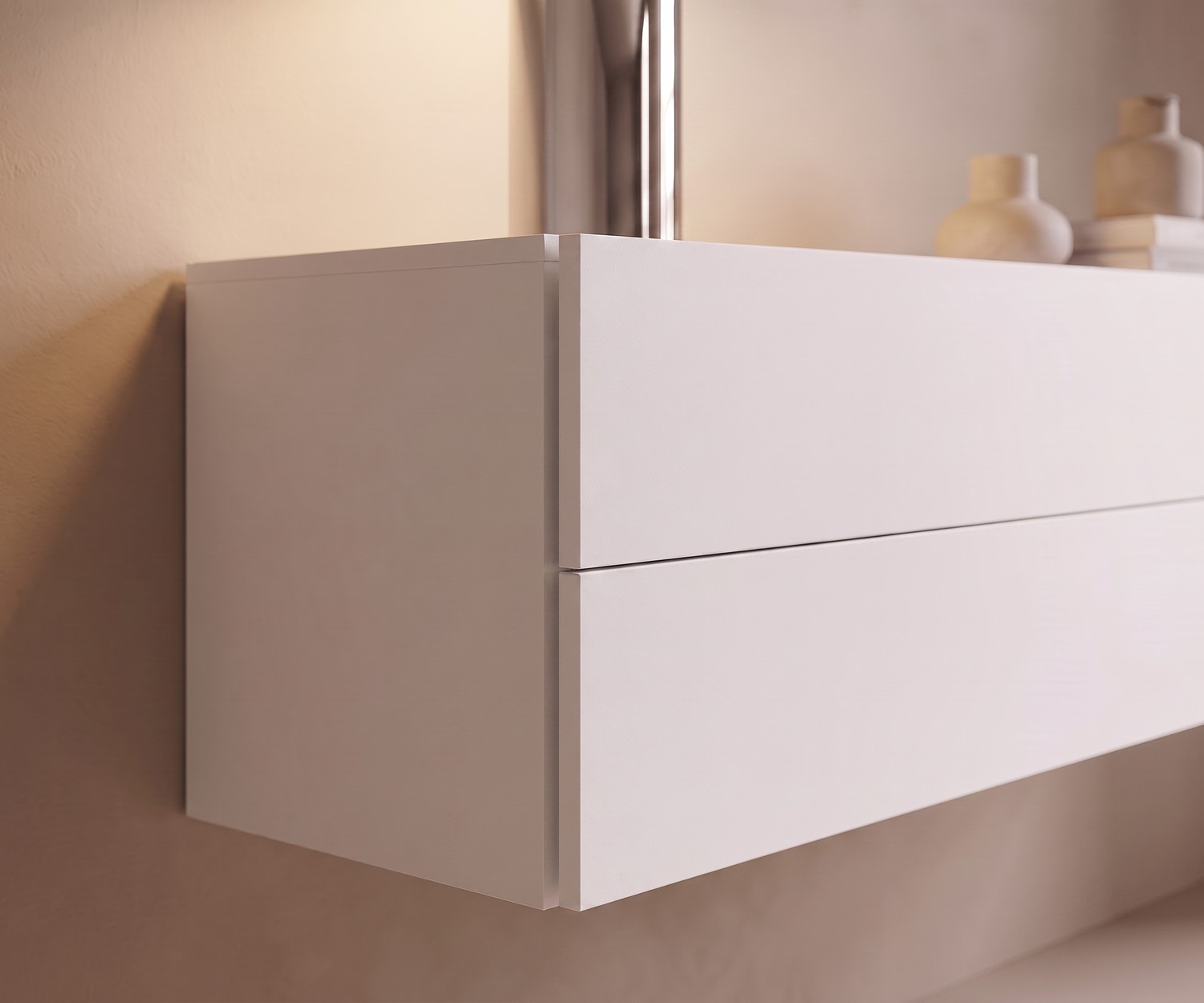 Novamobili Easy Hängekommode mit 2 Schubladen Novamobili Easy Hängekommode mit 2 Schubladen im Flur unter einem runden Spiegel mit moderner Tischlampe und Deko.