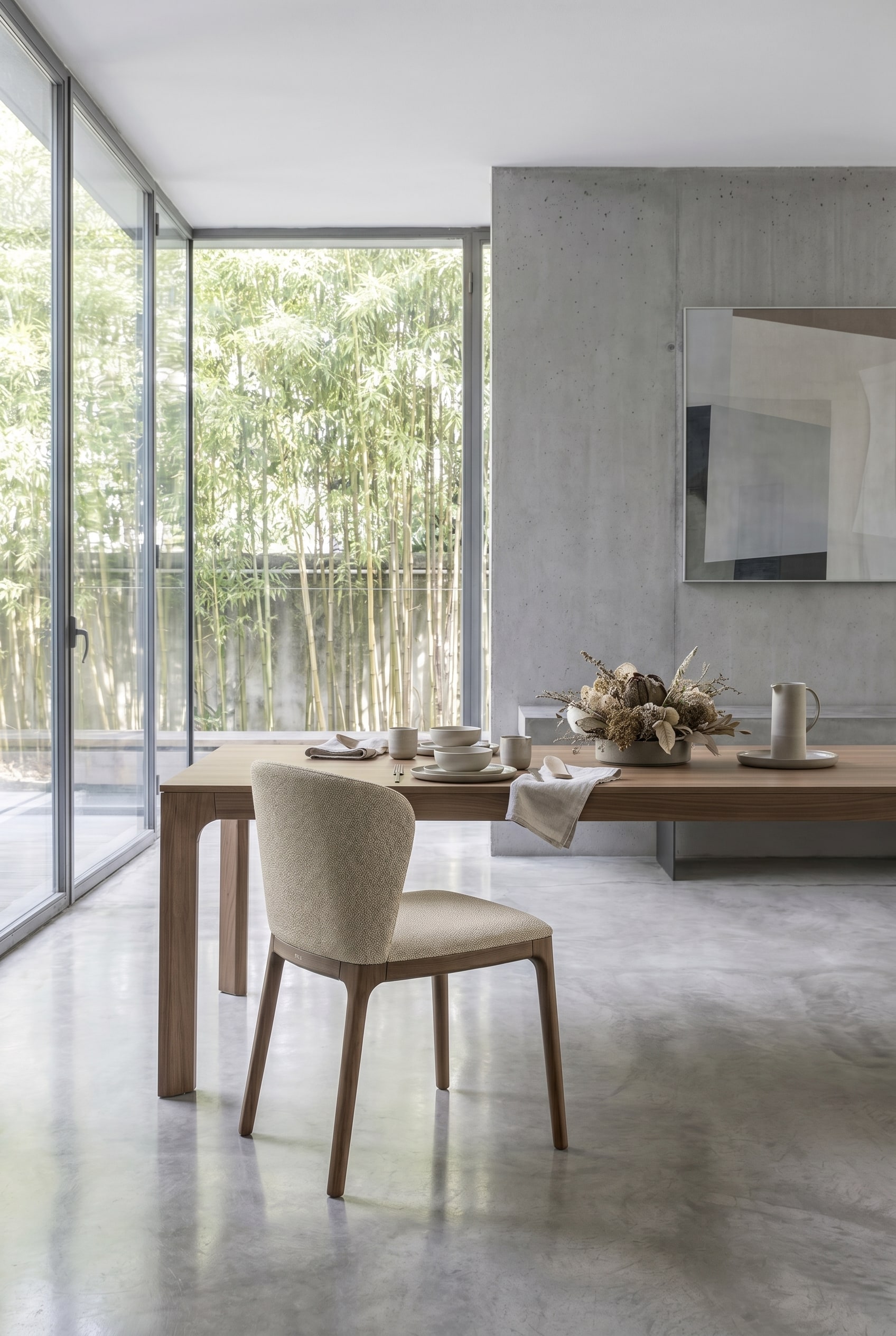 Salle &agrave; manger minimaliste avec chaise Novamobili Navy en tissu beige devant une grande baie vitr&eacute;e