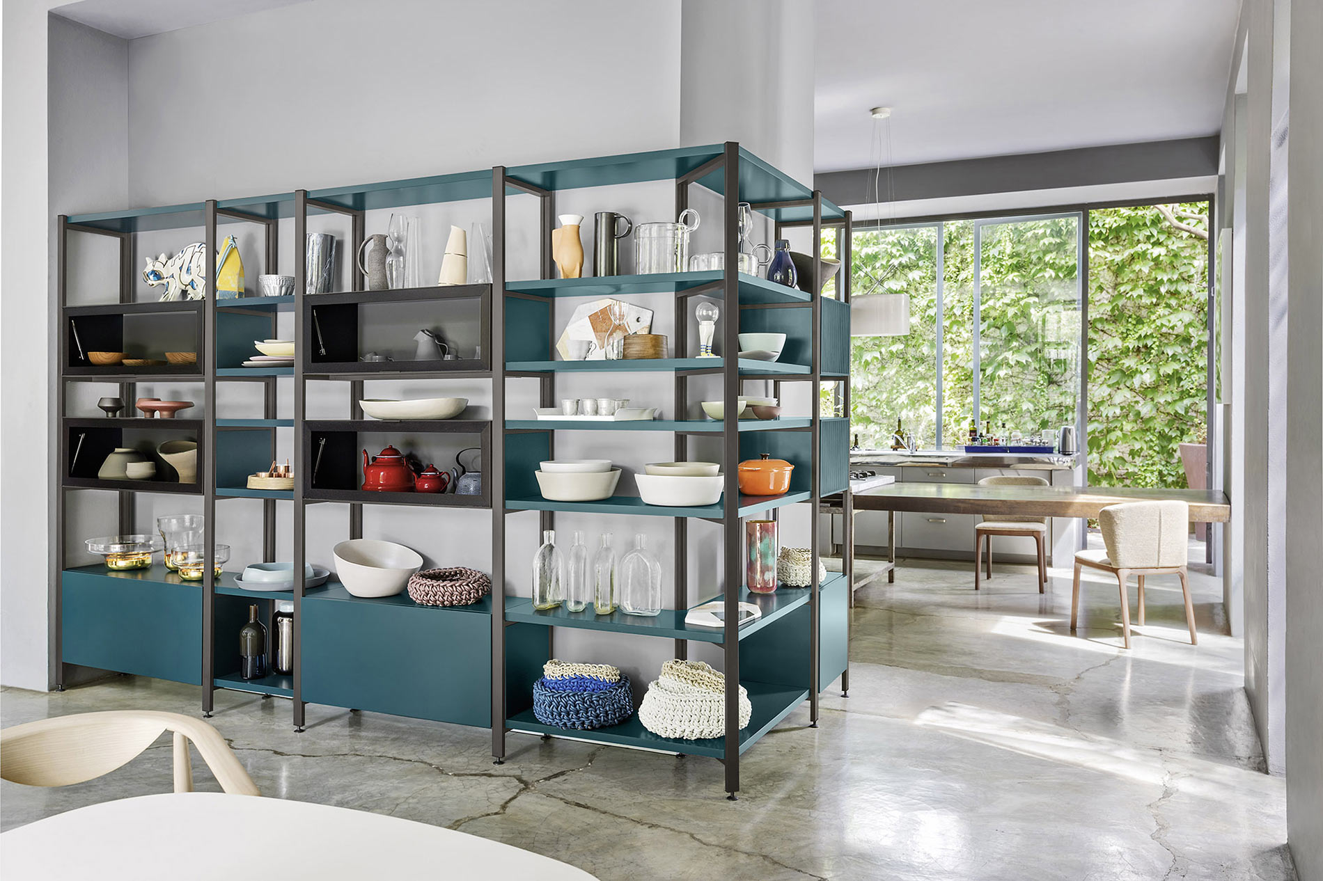 Étagère d'angle design en métal