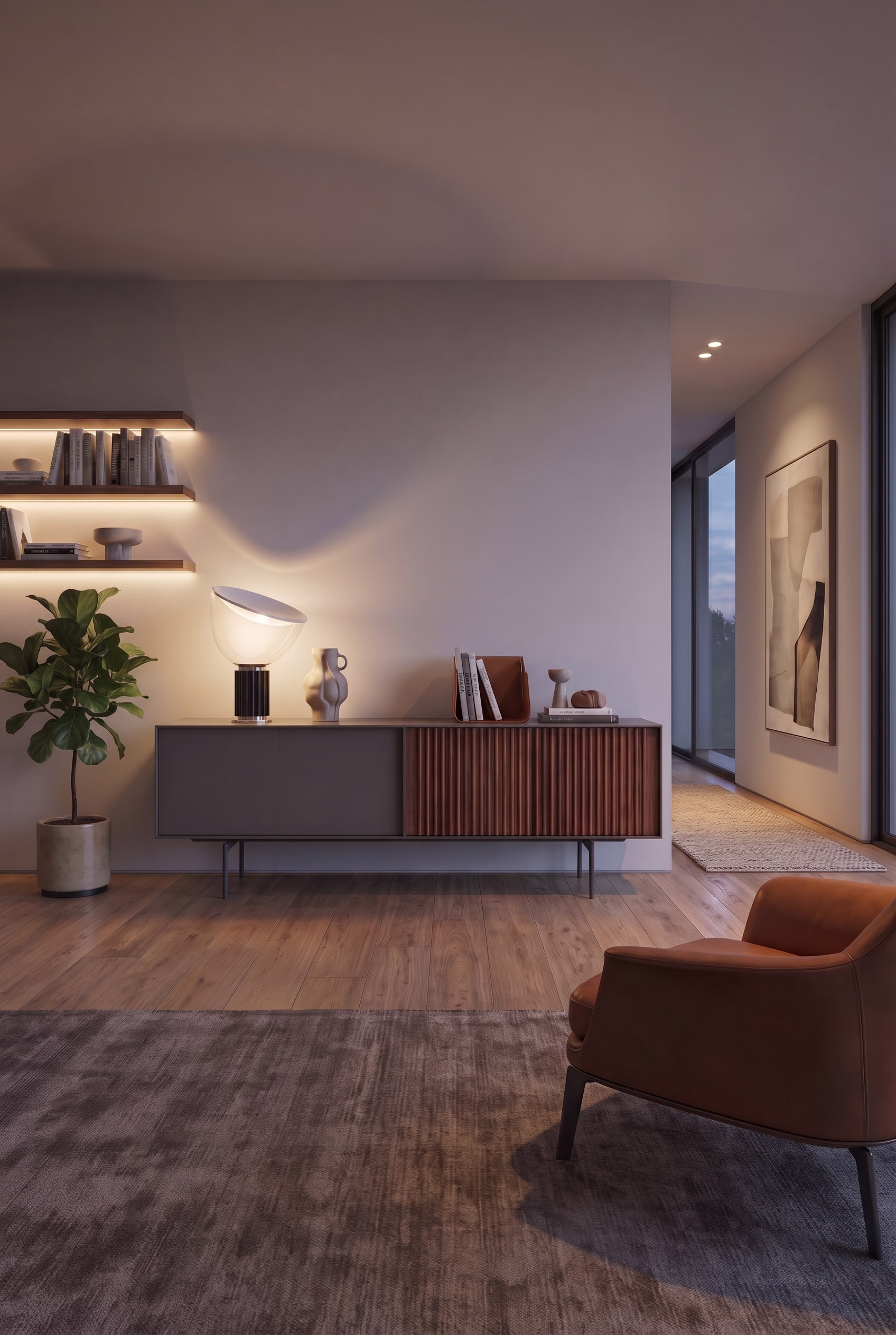 Vue &agrave; travers le salon sur le couloir adjacent, au premier plan un buffet design avec des lamelles en bois et une lampe sculpture.