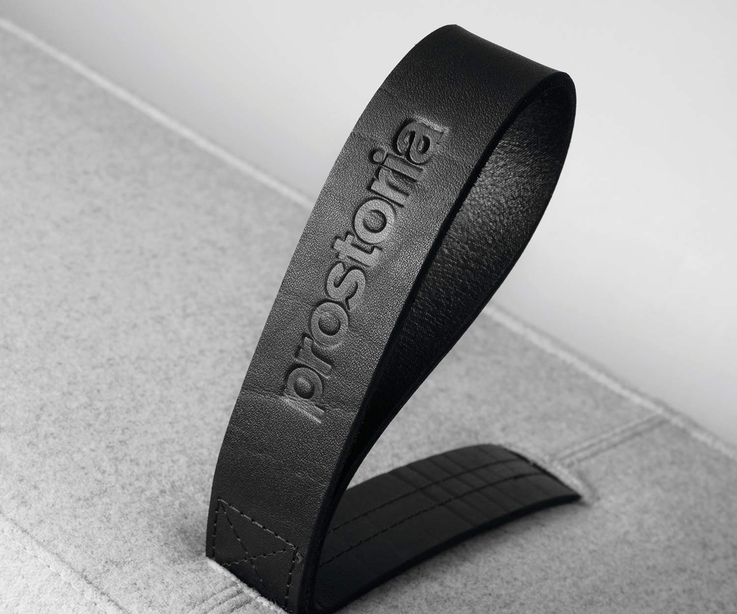 Prostoria Schlafsoa Revolve mit Detail der Schlaufe zum Aufklappen Prostoria Schlafsoa Revolve mit Detail der Schlaufe zum Aufklappen