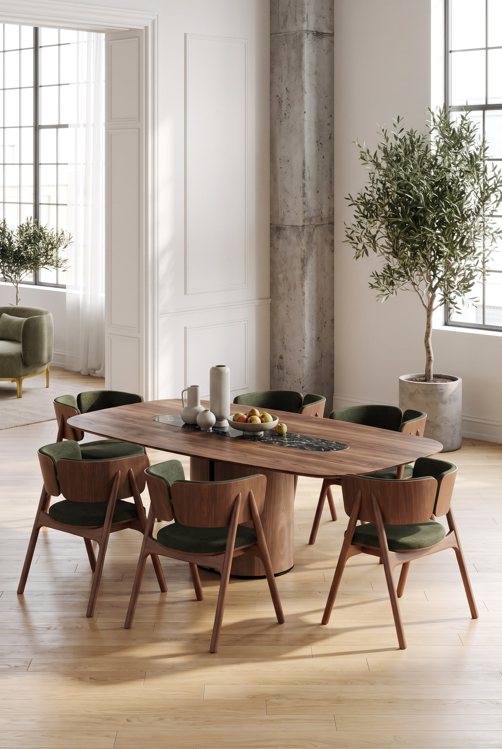 Essplatz im Loft mit einem Esstisch aus Nussbaumholz und gr&uuml;nen Polsterst&uuml;hlen vor hohen Fenstern