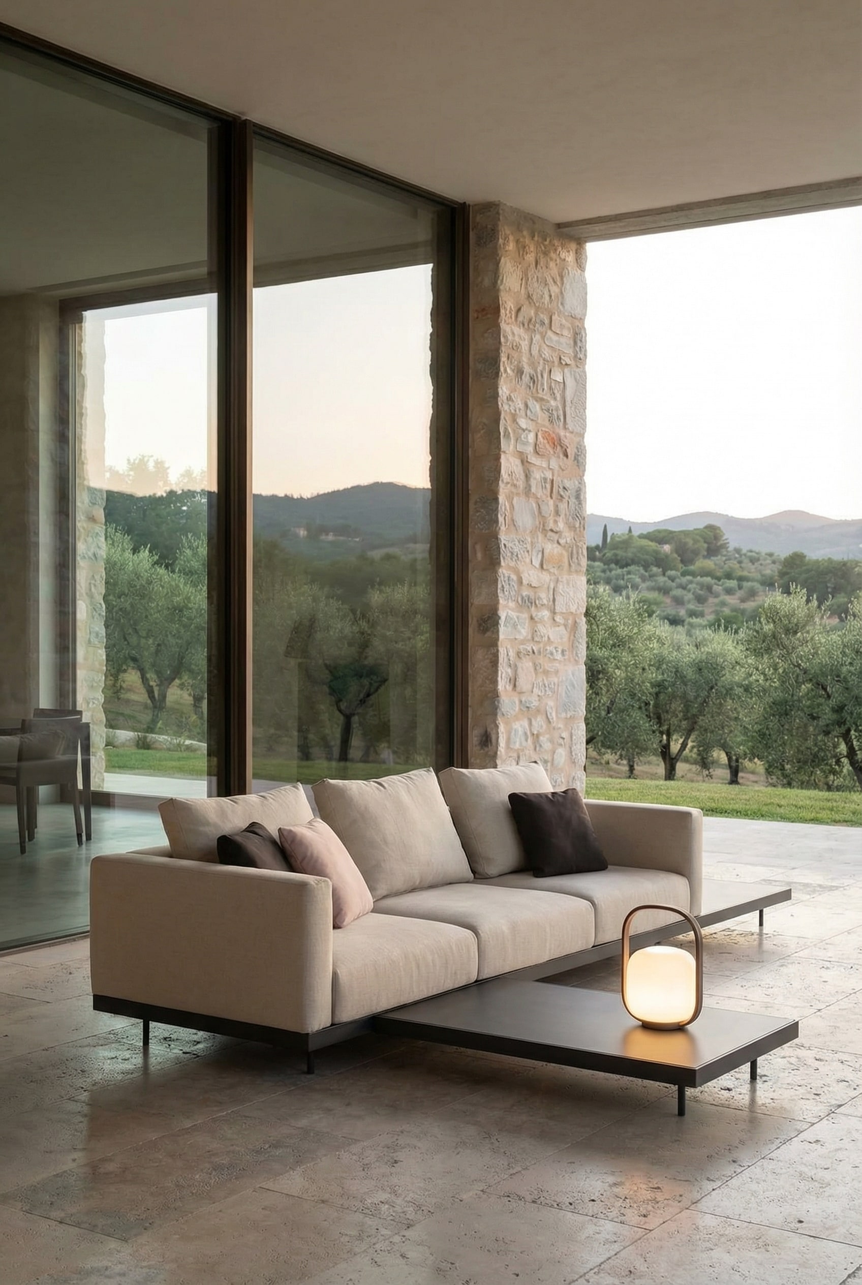 Canap&eacute; modulaire d'ext&eacute;rieur flexible avec des coussins confortables sur une grande terrasse
