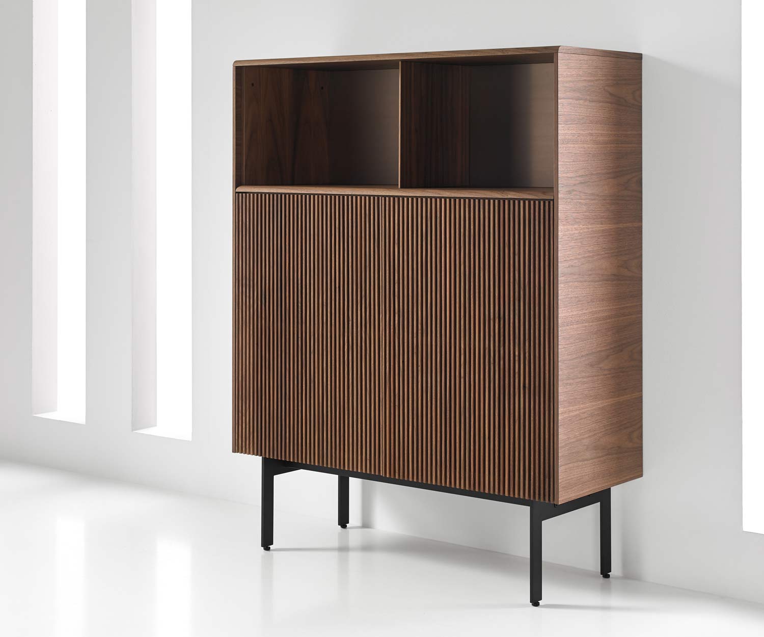 Exklusives Design Highboard mit Lamellentür im Ziehharmonika Stil auf 29 cm Sockel Exklusives Design Highboard mit Lamellentür im Ziehharmonika Stil auf 29 cm Sockel