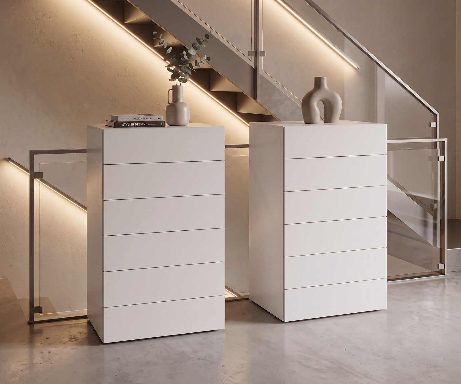 Weiße Hochkommode Easy mit 6 Schubladen Hochkommode Easy von Novamobili im Flur. Weiße Kommode mit 6 grifflosen Schubladen im modernen Design neben einer Treppe.