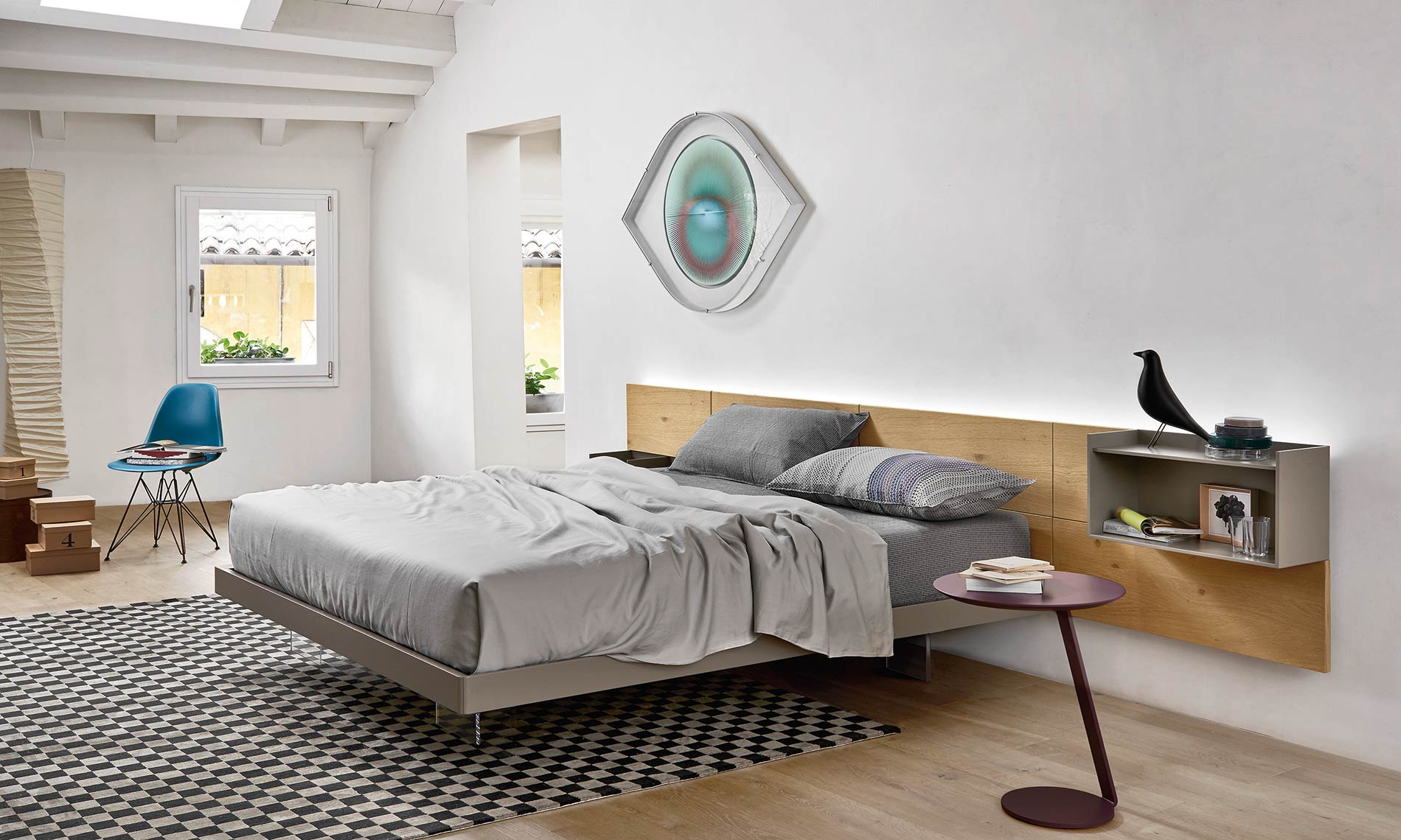Schwebendes Bett mit Wandpaneel