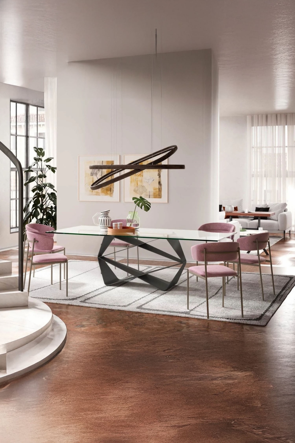 coin repas composé de chaises de salle à manger recouvertes de rose et d'une table à manger avec plateau en verre et structure extravagante