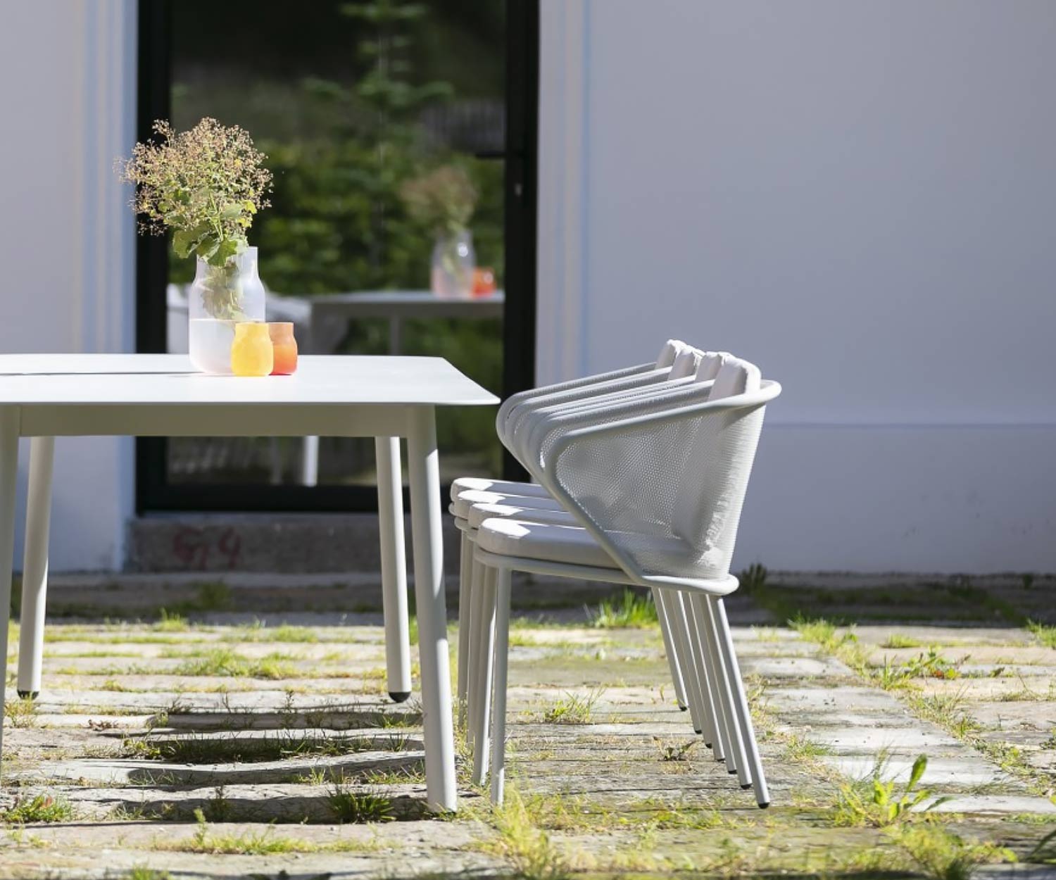 Moderne Todus Condor Design Chaise à accoudoirs vue de côté à la table à manger Condor