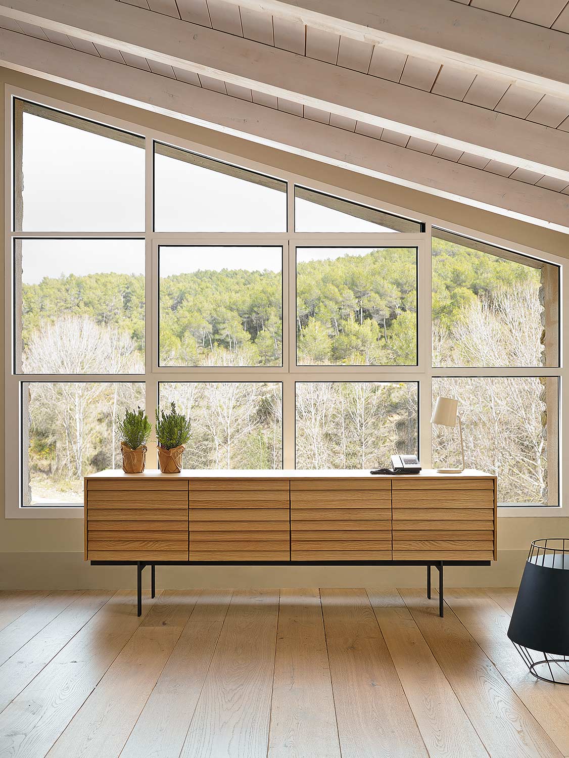 Lamellen Sideboard auf Füßen Lamellen Sideboard auf Füßen