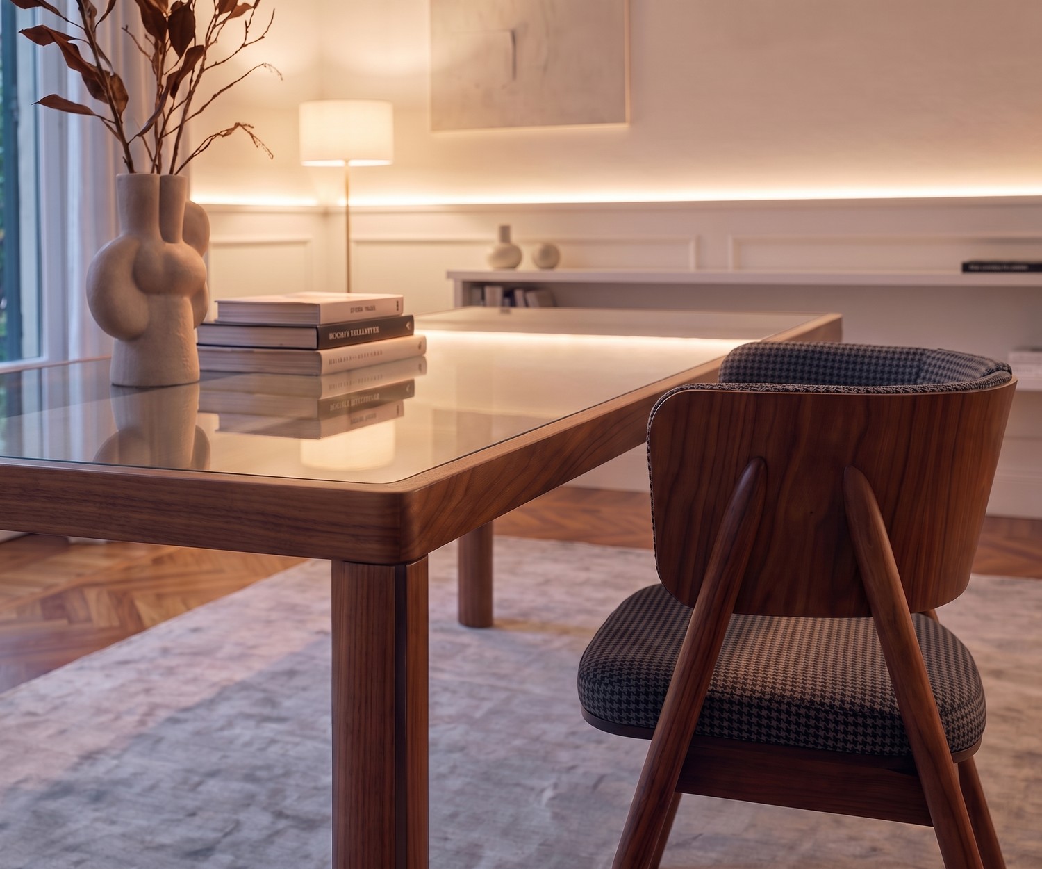 al2 ka-bera 001 b Designer-Esstisch aus Holz und Glas al2 ka-bera 001 b Esstisch aus Holz mit Glasplatte im modernen Esszimmer neben stilvollem Designer-Stuhl.