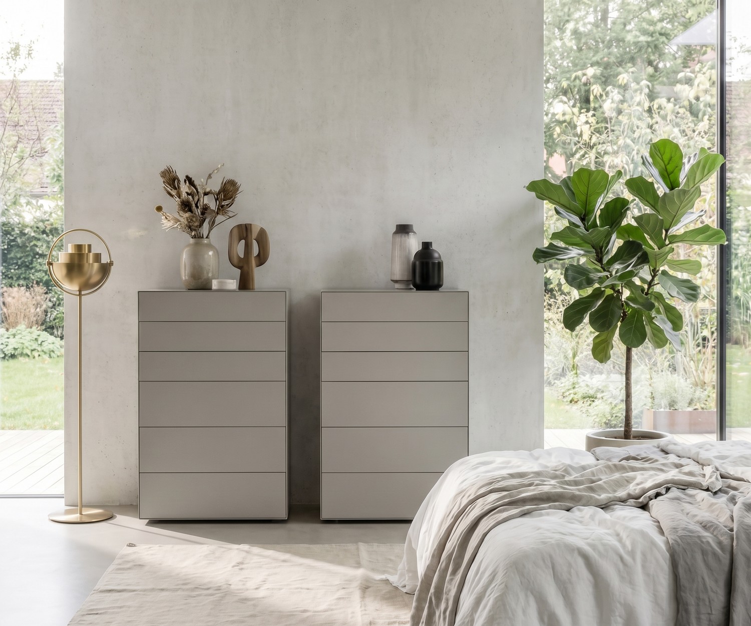 Livitalia Ecletto minimalistische Design Hochkommode Livitalia Ecletto Hochkommode im Schlafzimmer, hellgraue Design-Kommode mit grifflosen Schubladen für viel Stauraum.