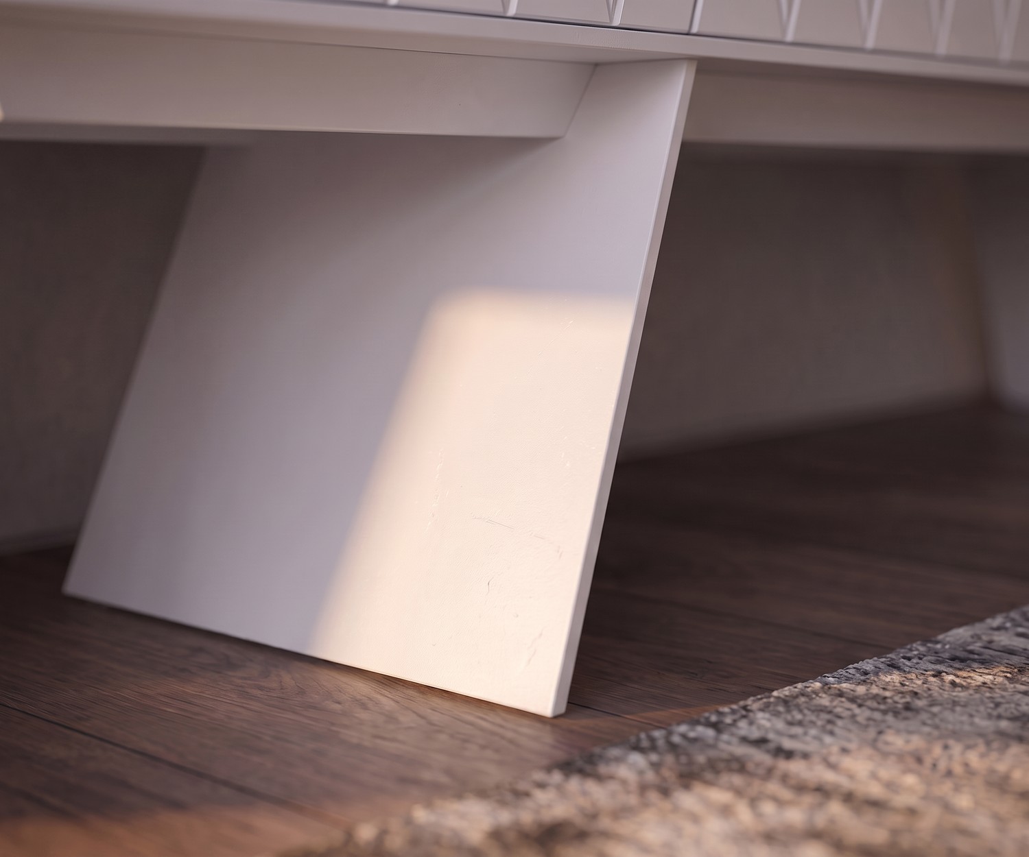 Détail du pied du meuble bas design al2 e-klipse 008 Zoom sur le piètement du meuble TV bas e-klipse 008 par al2, pied blanc élégant en bois sur parquet foncé.