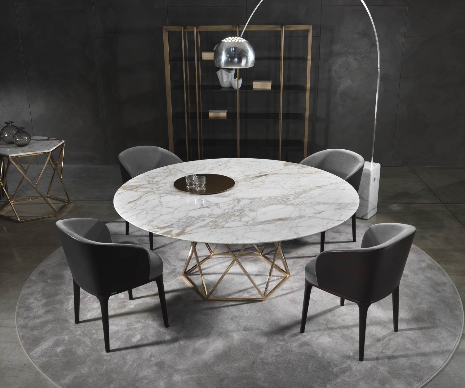 Moderner Marelli Designer Armlehnstuhl Paris mit Esstisch in Esszimmer Moderner Marelli Designer Armlehnstuhl Paris mit Esstisch in Esszimmer