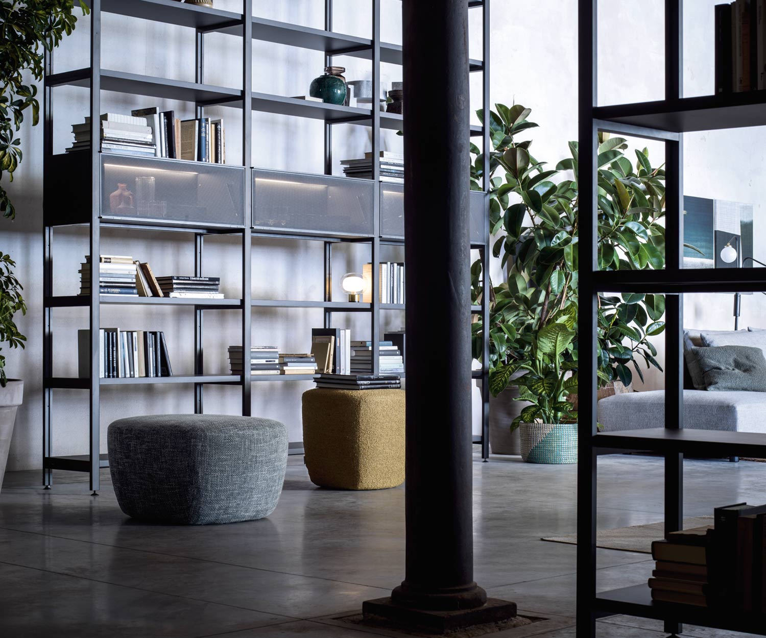 Modernes Novamobili Pontile Regal bis hoch an die Decke aufgestellt Modernes Novamobili Pontile Regal bis hoch an die Decke aufgestellt