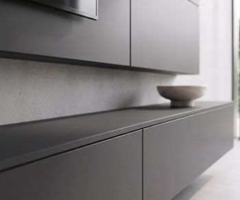 Ensemble mural TV Livitalia C102: meuble bas suspendu en gris foncé mat pour un salon au design moderne.