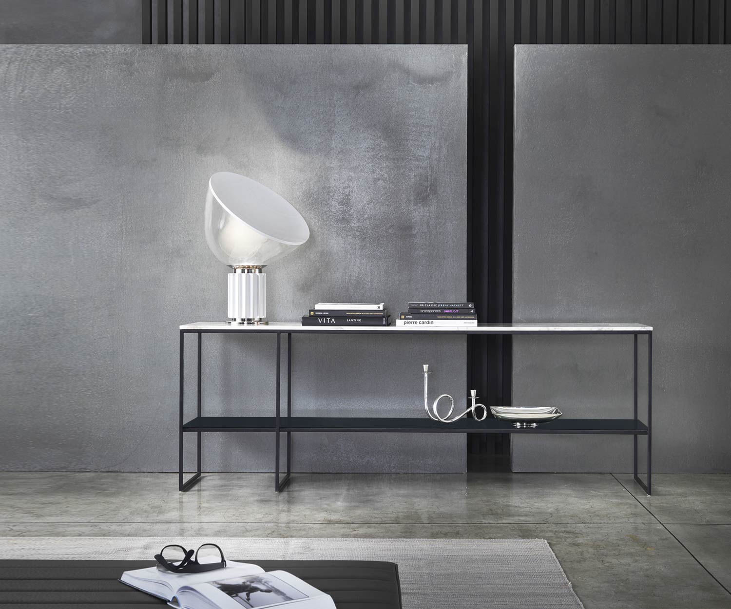Exclusif Marelli Console design Frame avec plateau en marbre on top Plateau inférieur en verre
