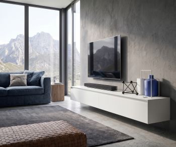 Meuble TV suspendu Reverse par Novamobili dans un salon moderne avec mur en béton