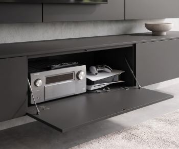 Meuble TV suspendu Livitalia C102 gris anthracite avec abattant ouvert pour appareils multimédias et console de jeu.