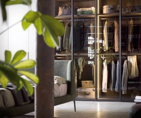 Portes en verre Armoire design Perry de Novamobili derrière le lit