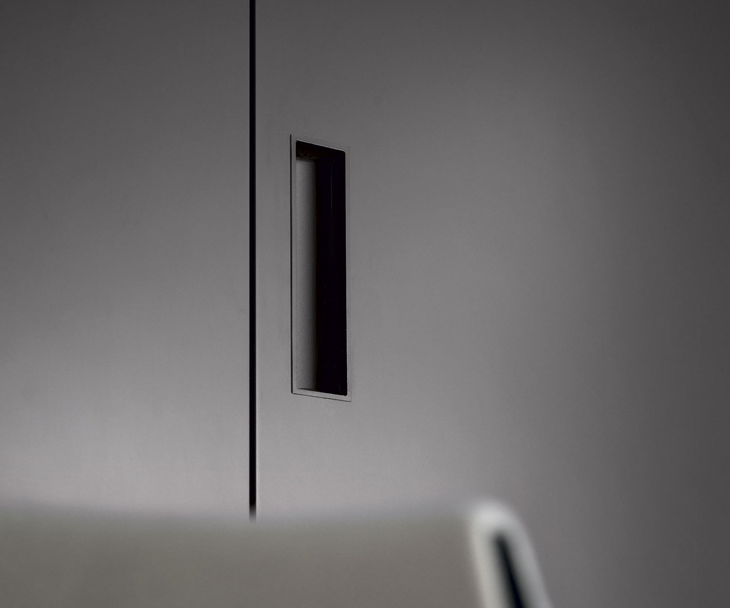 Armoire d'angle moderne Novamobili avec poignée Alfa YNCA en détail