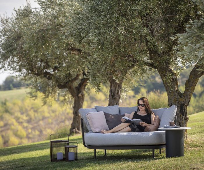 Un coin d'ombre avec Todus Baza Round Designer Daybed sous les arbres