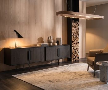 Buffet design al2 Mobius 003 en chêne carbone foncé pour le salon, créant une ambiance moderne et chaleureuse.