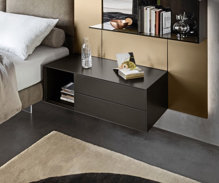 Table de nuit murale Livitalia Ecletto Open au lit dans la chambre à coucher