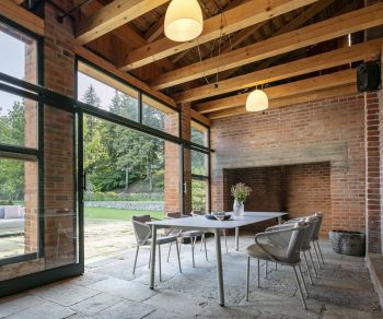 Todus Chaise de terrasse Condor Design avec table à manger Condor sur une terrasse
