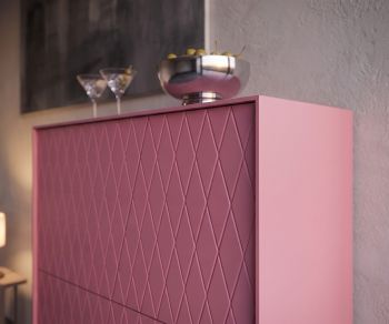 Buffet haut de salon al2 e-klipse 009 en rose, caractérisé par sa façade à motifs de losanges et sa déco élégante.