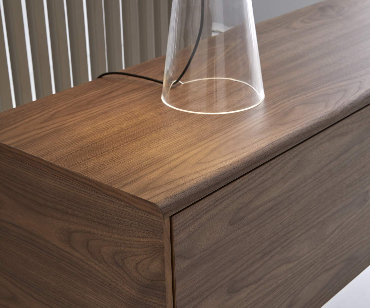 Buffet design exclusif Detail Top avec bord arrondi en noyer
