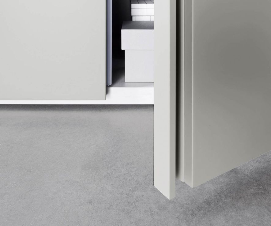Livitalia L'armoire design Sinua en détail la poignée de la porte battante ouverte