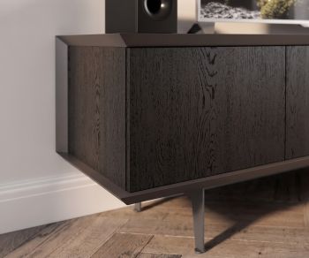Meuble TV lowboard Ozzio Brera en chêne noir carbone avec piètement en métal pour salon contemporain haut de gamme.