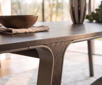 Table de repas mobius 001 d'al2 pour salle à manger, plaquage d'eucalyptus et pieds incurvés en bois massif.