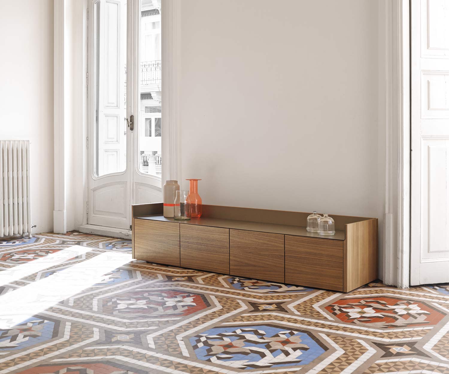 Buffet design de haute qualité en placage de noyer reposant sur des pieds bas
