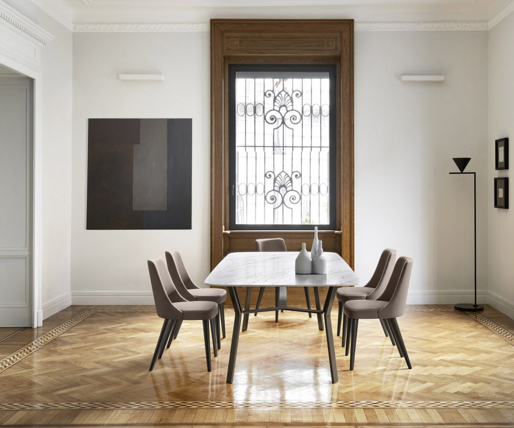 Chaise de salle à manger confortable Eva Livitalia dans une salle à manger avec une grande table à manger